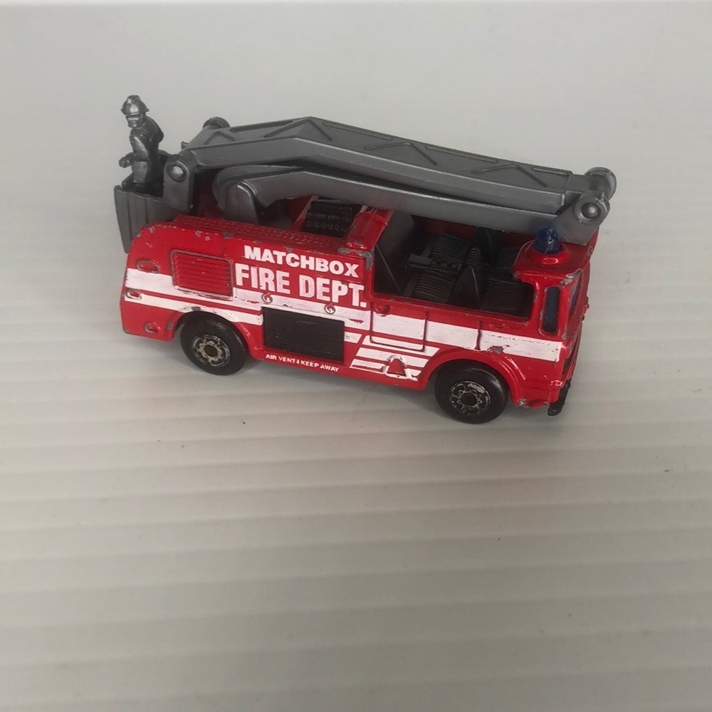 Matchbox 1981 Mattel Firetruck with Snorkel for fire rescue. Made in China